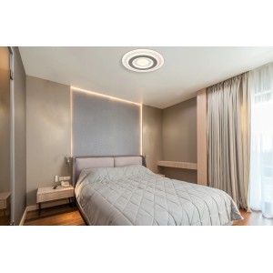 Moderne, dimmbare LED-Deckenleuchte Sabatino, weiß, mit Fernbedienung im Schlafzimmer.