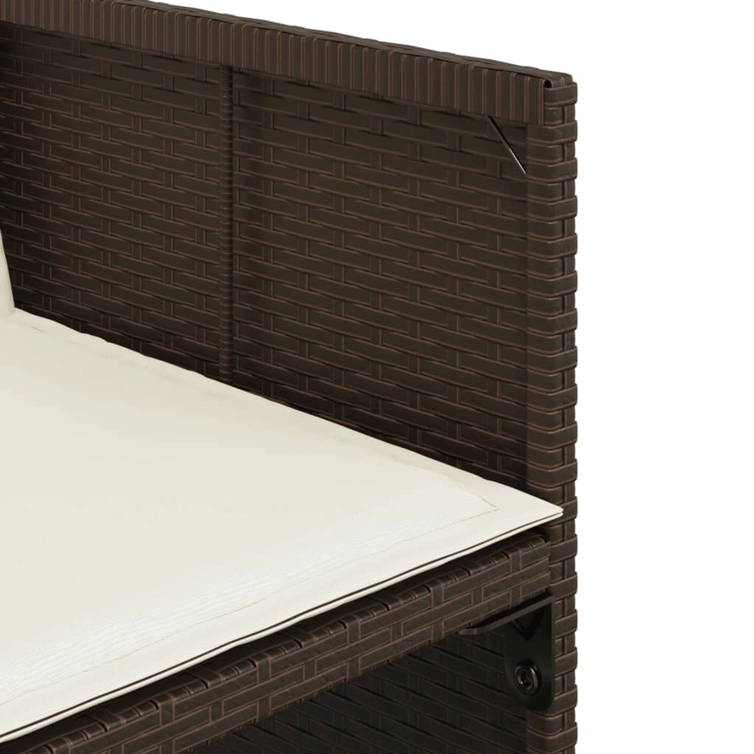 Detailansicht: Braune Rattan Gartenstuhl mit cremefarbenem Kissen der vidaXL Essgruppe.