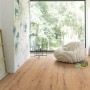 Verlegtes Parador Schlossdiele Modular One Eiche Helios Natur Vinylboden mit Rustikalstruktur im Wohnraum.