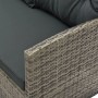 Detailansicht: Graue Polyrattan Gartenlounge Manacor mit dunklen Kissen.