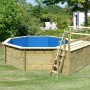 Karibu Holzpool Modell 2 C KDI mit Leiter und blauem Innenbecken im Garten.