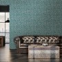 Wohnzimmer mit ozeanblauer Vliestapete mit geometrischem Muster und Goldakzenten.