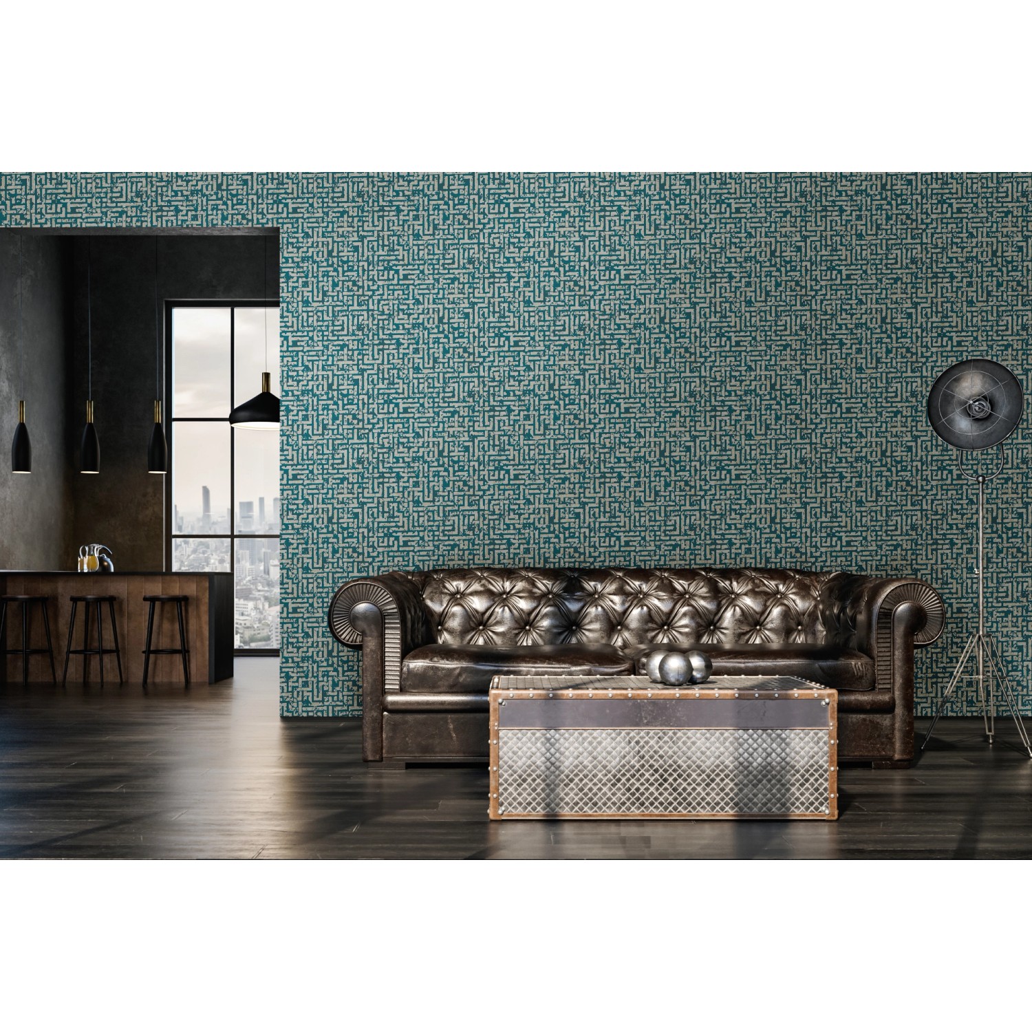 Wohnzimmer mit ozeanblauer Vliestapete mit geometrischem Muster und Goldakzenten.