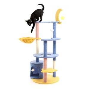 Fudajo Kratzbaum Mond Sterne 132cm. Blauer, gelber Katzenbaum mit Plüschflächen, Sisalstämmen und schwarzer Katze.
