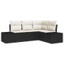 Schwarzes 4-teiliges Garten-Sofa-Set aus Poly Rattan mit cremefarbenen Kissen.
