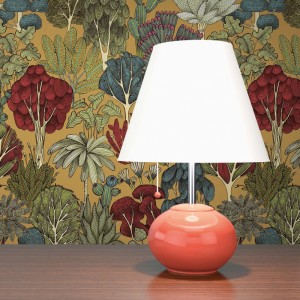 Tadessi Vliestapete Floral M1-No.1458. Rotes florales Dschungelmuster auf gelbem Grund. Dekorative Tapete.