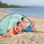Pavillo Strandmuschel Beach Ground: Paar entspannt im Camping Zelt am Strand.