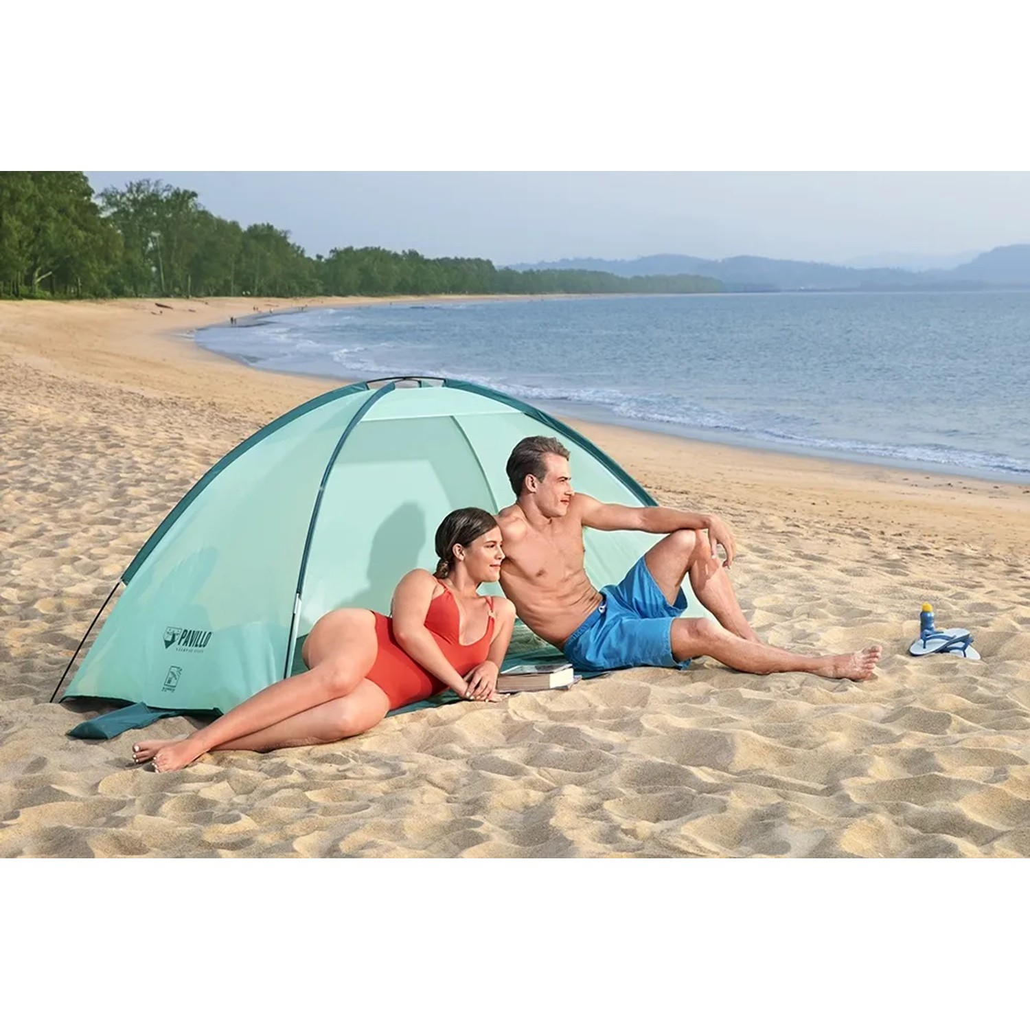 Pavillo Strandmuschel Beach Ground: Paar entspannt im Camping Zelt am Strand.