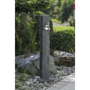 Arves Wasserzapfstelle Natura Black Granit mit Chromhahn für Gartenbewässerung.