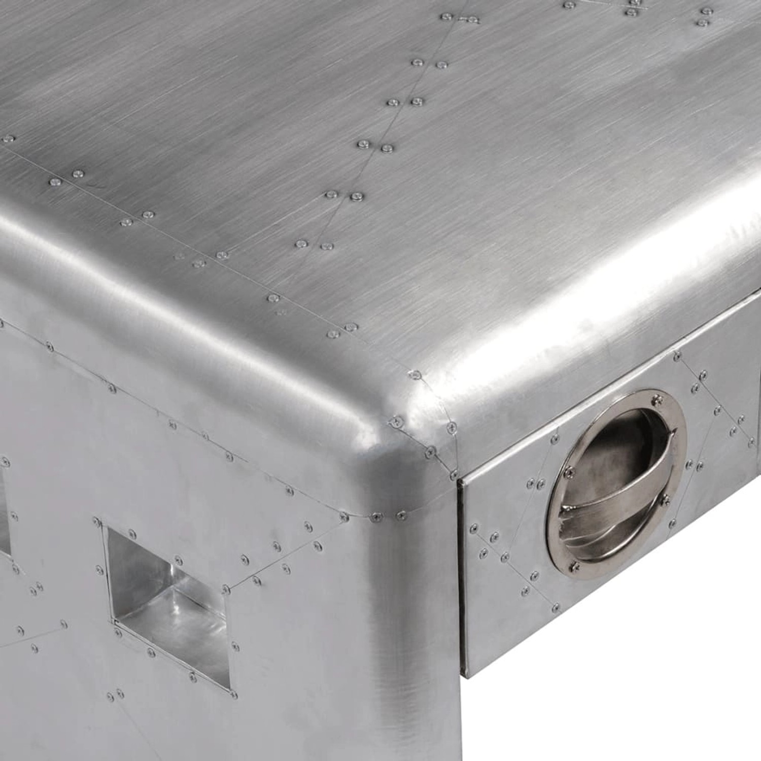 Detailansicht: Silberner Couchtisch im Vintage Flugzeug-Stil mit Nieten und Schubladen.