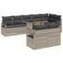 Hellgraues 9-teiliges Garten-Sofa-Set aus Poly Rattan mit Tisch und grauen Kissen.