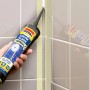 Soudal Sanitär Express Silikon transparent wird in einer gefliesten Dusche auf eine Fuge aufgetragen. Pilzhemmend, haftstark.