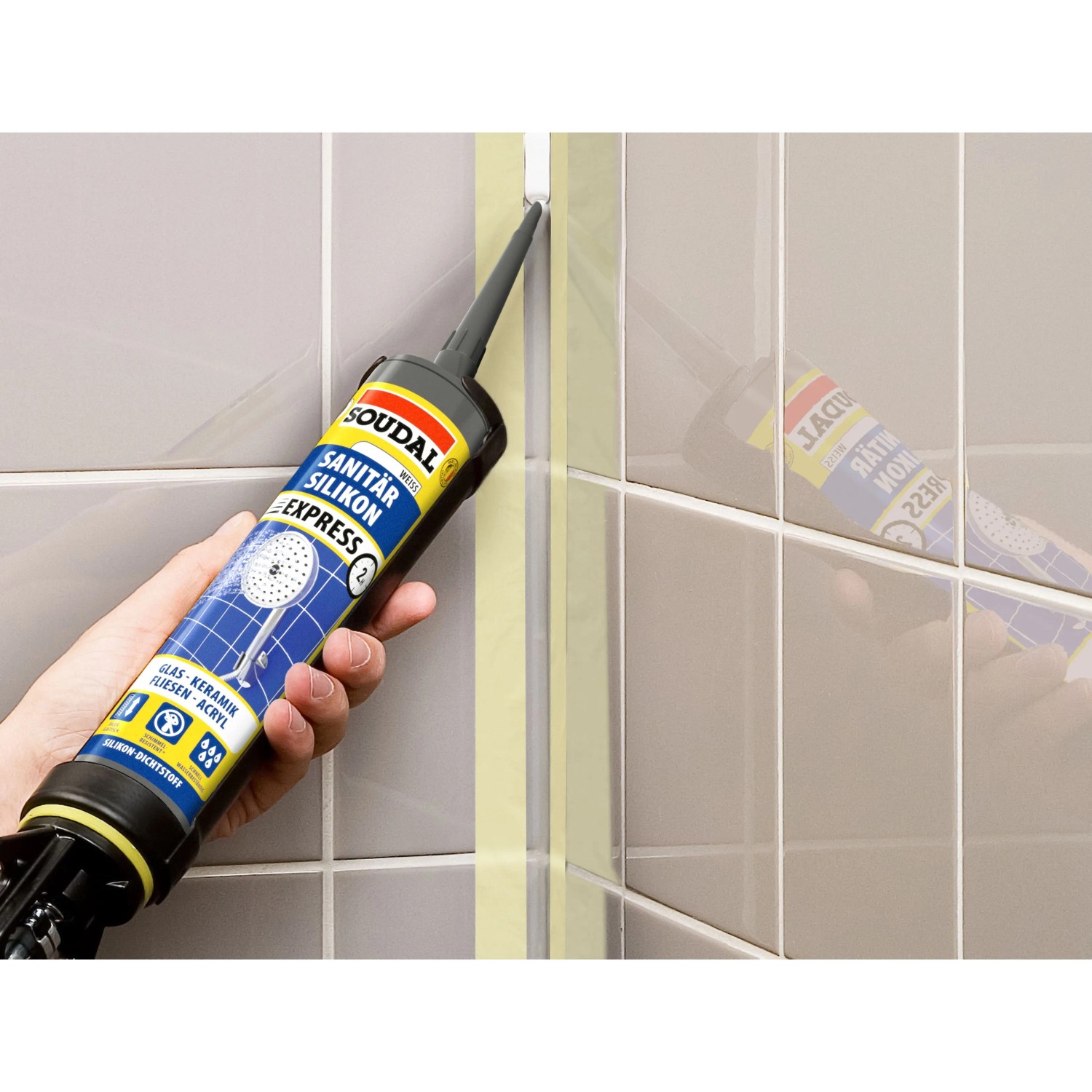 Soudal Sanitär Express Silikon transparent wird in einer gefliesten Dusche auf eine Fuge aufgetragen. Pilzhemmend, haftstark.