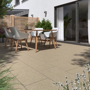 Verlegte EHL Terrassenplatten Rustic Sandstein, 60x40 cm, auf einer Terrasse mit Gartenmöbeln.
