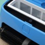Detailaufnahme: Blauer Akku-Poolroboter Orca 300 CL mit Filterkörben und Bürsten.