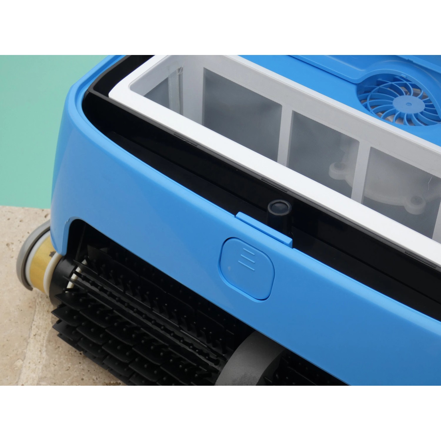 Detailaufnahme: Blauer Akku-Poolroboter Orca 300 CL mit Filterkörben und Bürsten.