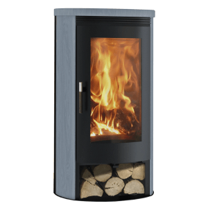 Panadero Bilbao Kaminofen mit Specksteinverkleidung, schwarzer Korpus, 8 kW Leistung. Holzscheite im unteren Fach.
