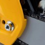 Detailaufnahme: Stiga CS 750 Benzin-Kettensäge, gelbes Gehäuse, Kette und Schwert.