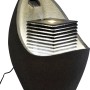 Großer, ei-förmiger Design-Gartenbrunnen mit LED-Beleuchtung und Wasserspiel.