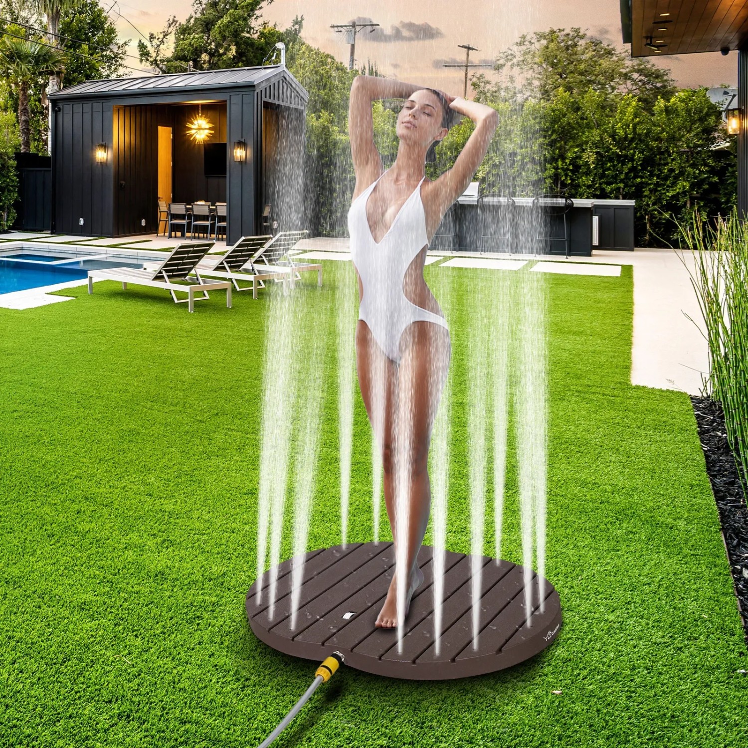 Braune CCLIFE Gartendusche mit Wasserfontäne im Garten. Outdoor Dusche für Erfrischung.