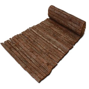 Aufgerollte KARAT Baumrindenmatte 200x300 cm als natürlicher Sichtschutz für Balkon und Garten.