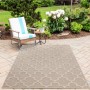 Beiger Ayyildiz In- und Outdoor-Teppich Patara mit Muster, 200x290 cm, auf Terrasse mit Gartenmöbeln.