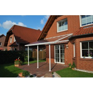 Weiße Palram Canopia Terrassenüberdachung Feria (4x4.2 m) am Haus mit transparentem Dach.