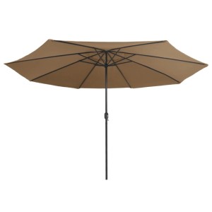 Großer taupefarbener Sonnenschirm mit Metall-Mast und Kurbelmechanismus für Garten oder Terrasse.
