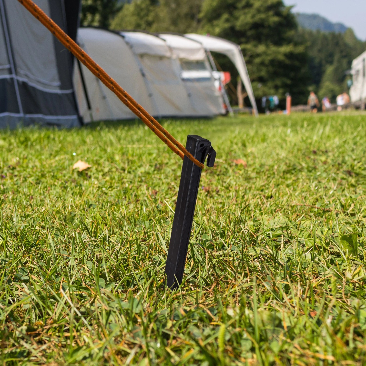 Schwarzer Relaxdays Hering aus Kunststoff im Gras, Teil eines 32er Camping-Sets.