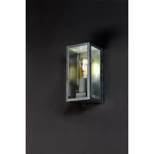 Eckige Eco-Light Außenwandleuchte Karo, verzinkt, mit Leuchtmittel an dunkler Wand.