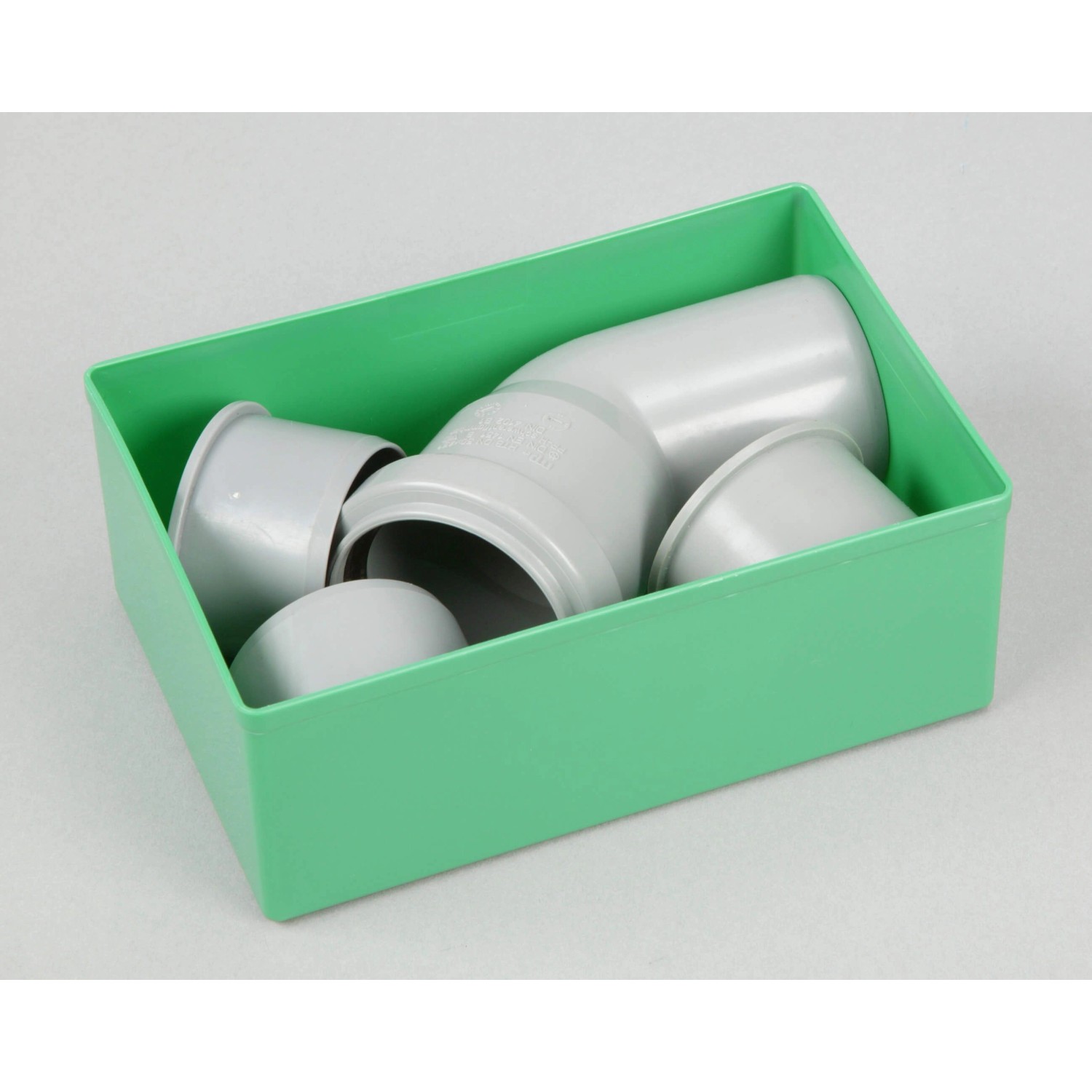 Grüner Sortimentskasten mit grauen Kunststoff-Rohrverbindungen. Aufbewahrungssystem.