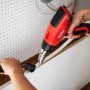 Weller Heißluftpistole mit Anpress-Rolle (ABS) im Einsatz, Zubehör für präzises Arbeiten.