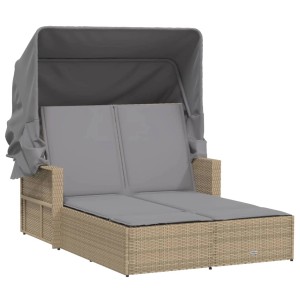 Beige Doppel-Sonnenliege mit Dach und hellgrauen Auflagen aus Polyrattan.