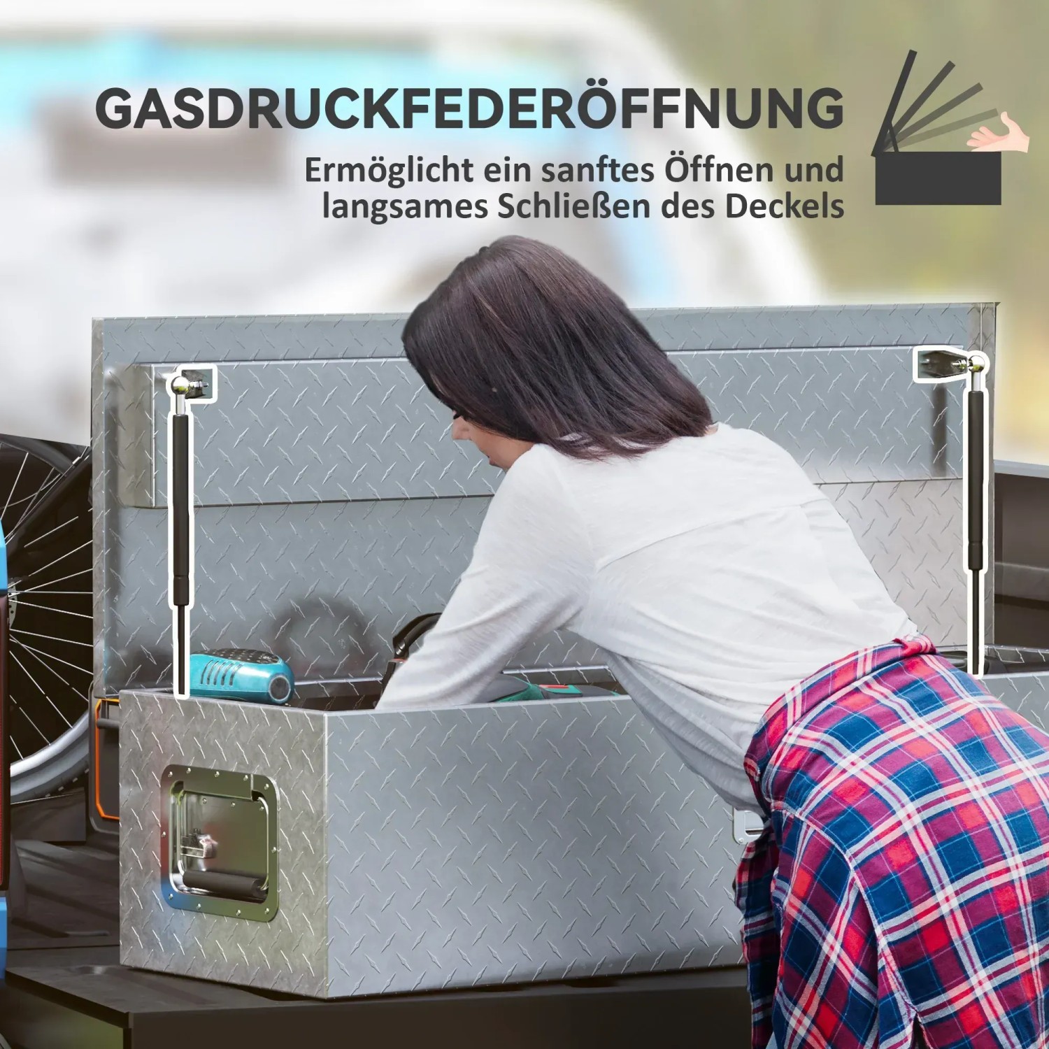 Geöffneter, silberner HOMCOM Gerätekasten aus Aluminium mit Gasdruckfeder und Werkzeug.