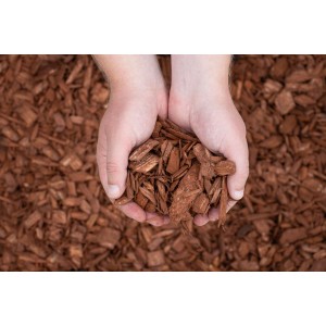 Hände halten Bevermann Premium Holzdekor Braun (50 l). Dekormulch aus Nadelholz.