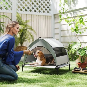 PawHut Hundebett mit Sonnendach, erhöht, grau/schwarz, ideal für Outdoor. Hund liegt entspannt darin.