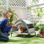 PawHut Hundebett mit Sonnendach, erhöht, grau/schwarz, ideal für Outdoor. Hund liegt entspannt darin.