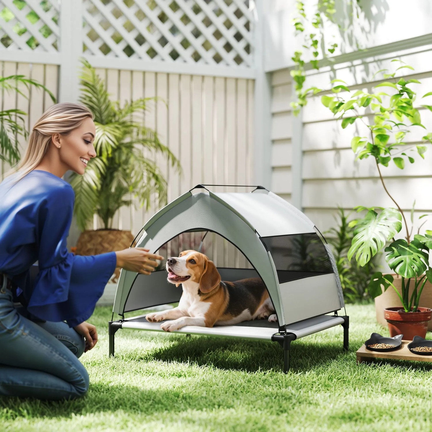 PawHut Hundebett mit Sonnendach, erhöht, grau/schwarz, ideal für Outdoor. Hund liegt entspannt darin.
