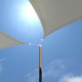 Graues AMANKA Sonnensegel (2x3m) aus Polyester, wasserabweisend, mit Stahlseilen und Mast vor blauem Himmel.