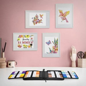 ECD Germany Doppelfasermaler Set mit 120 Farben im geöffneten Mäppchen auf einem Tisch.