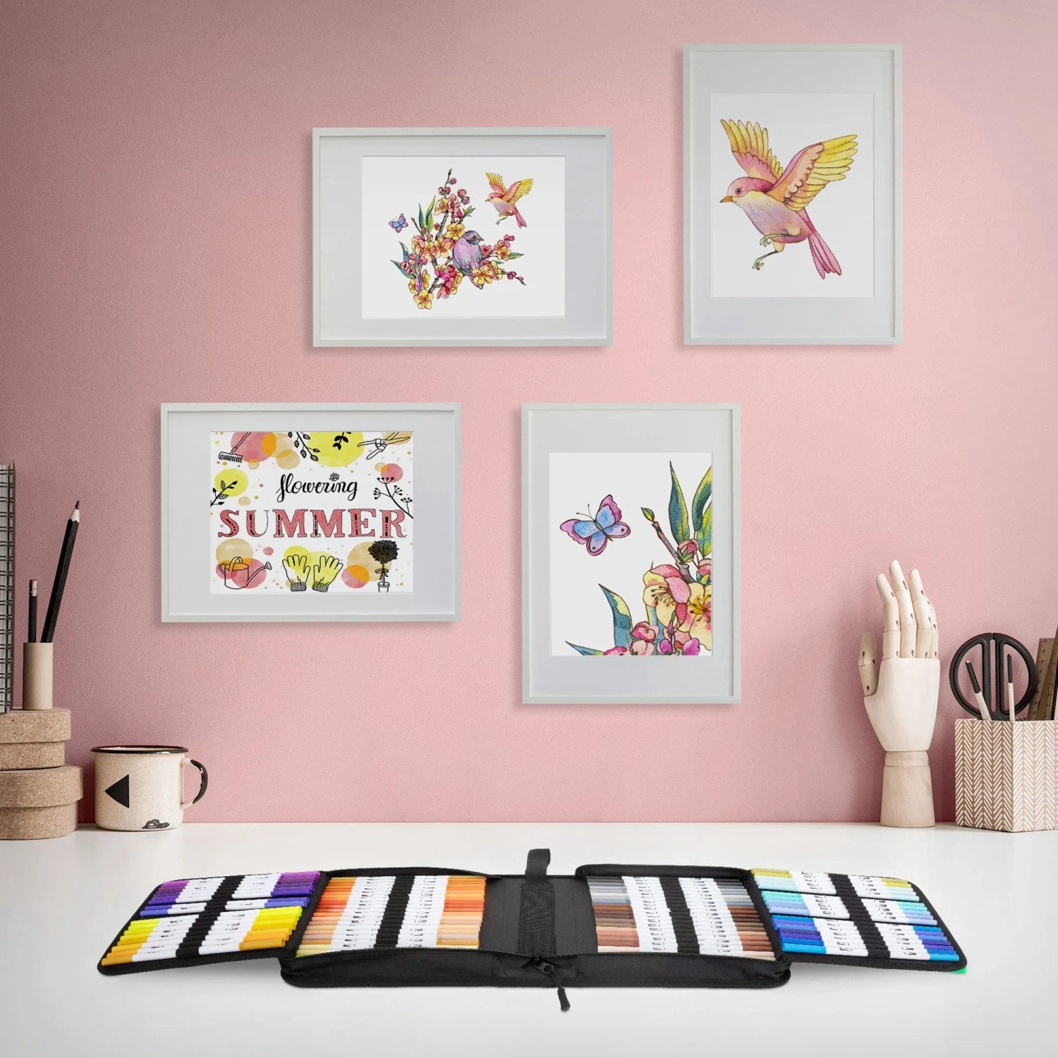 ECD Germany Doppelfasermaler Set mit 120 Farben im geöffneten Mäppchen auf einem Tisch.