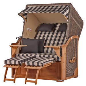 Komplettset: Grauer Strandkorb Schaalsee aus Teakholz mit karierten Polstern, Fußstützen und Bistrotischen.