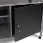 Detailaufnahme: Ondis24 Werkbank Set Klaus mit geöffneter Schranktür und Schlüssel. Werkstatteinrichtung.