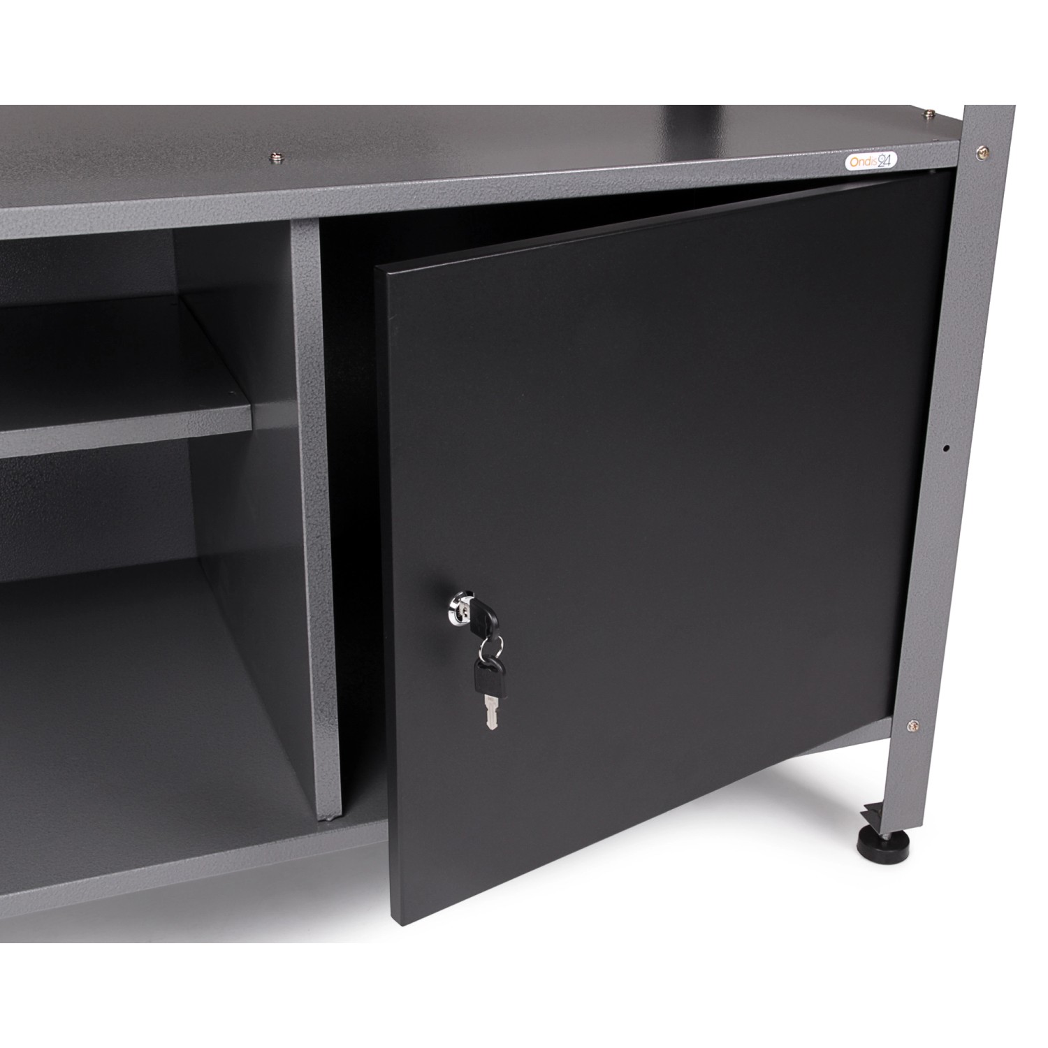 Detailaufnahme: Ondis24 Werkbank Set Klaus mit geöffneter Schranktür und Schlüssel. Werkstatteinrichtung.