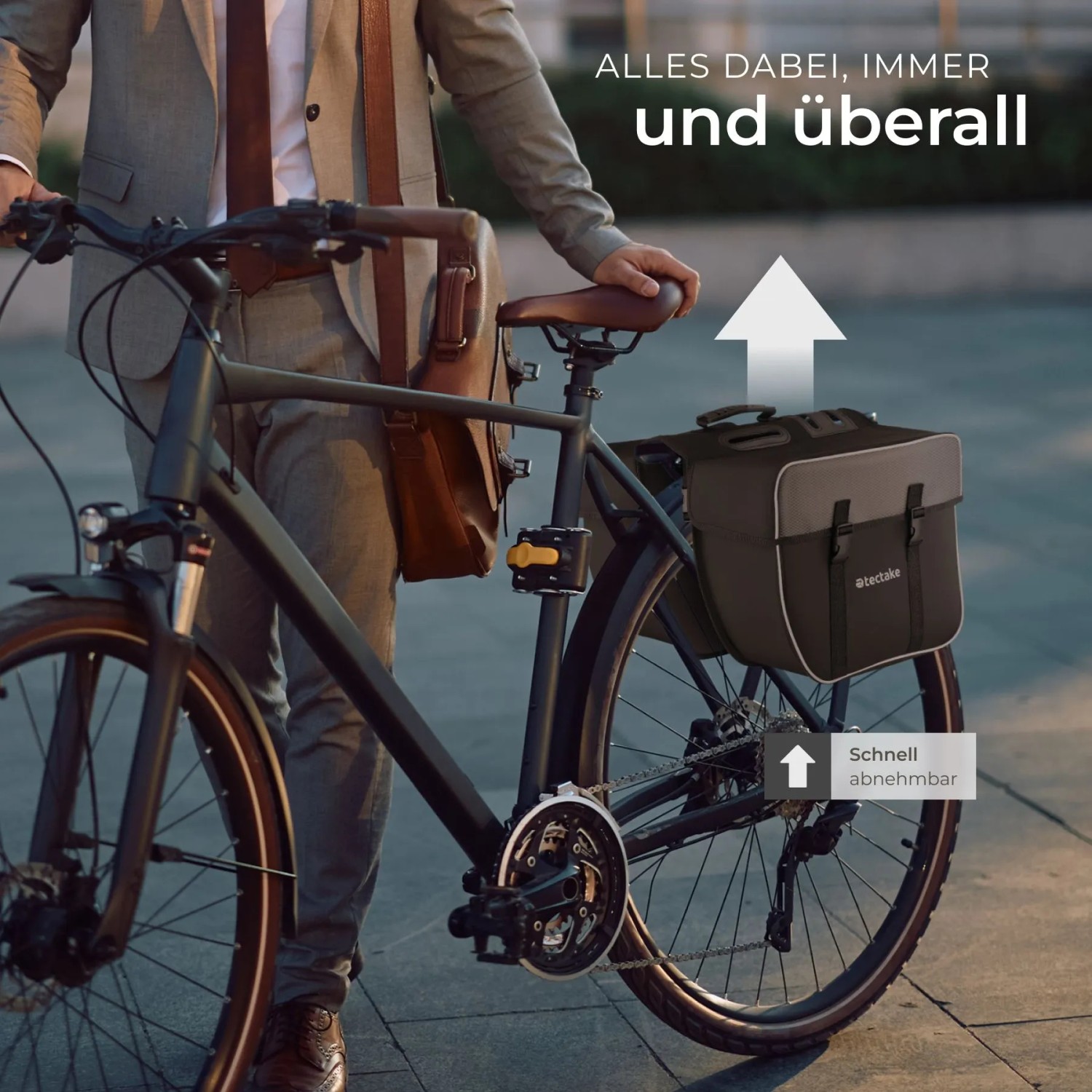 Tectake Fahrradtasche Georg, wasserabweisend, schwarz, am Gepäckträger montiert.