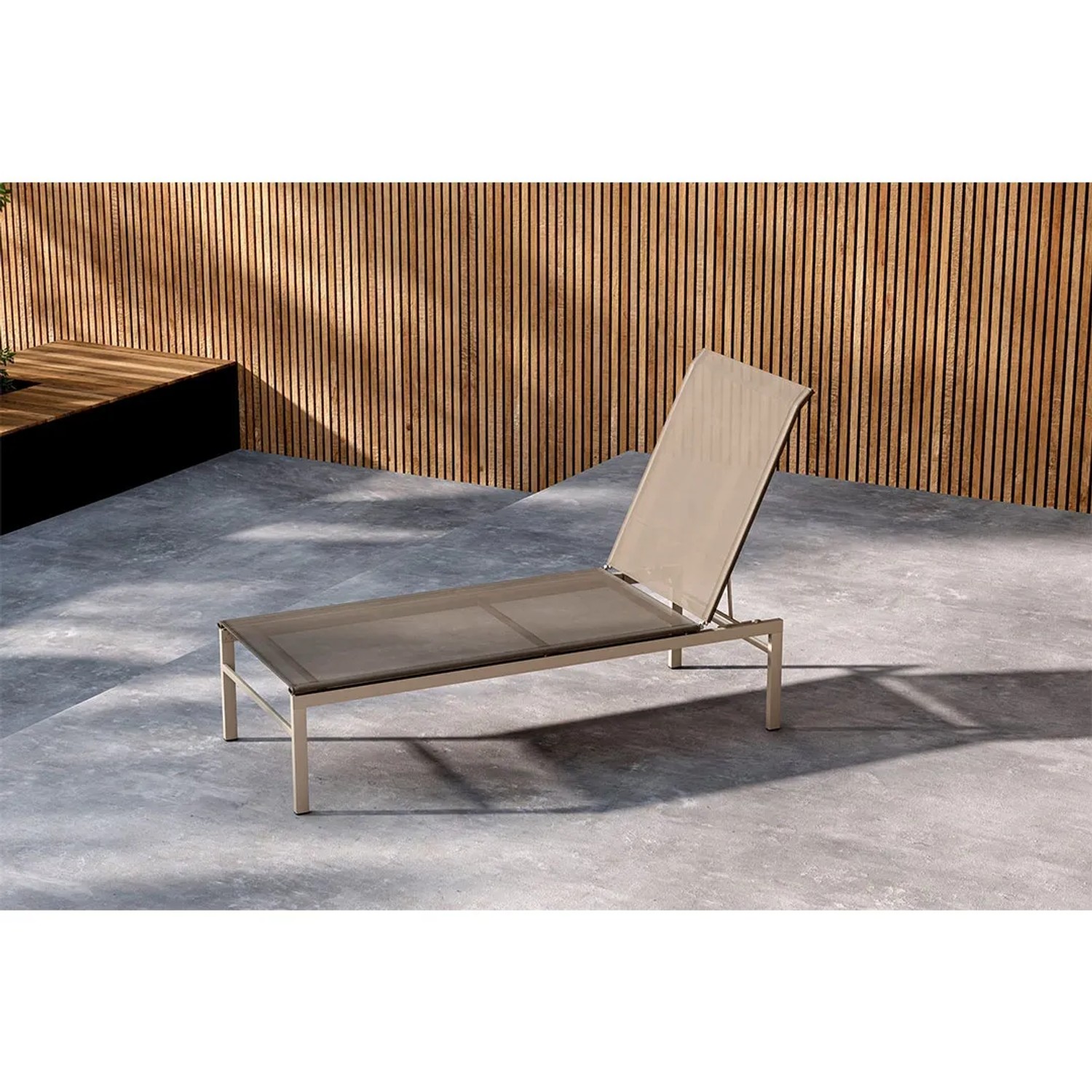 Beige Gartenliege Massimo ohne Kissen mit verstellbarer Rückenlehne.