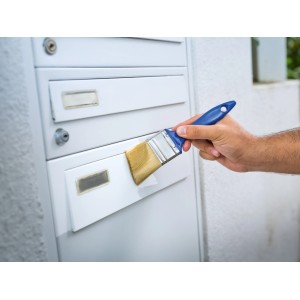 Lackierarbeiten mit LUX Flachpinsel: Hand lackiert Briefkasten mit Pinsel aus dem 3-teiligen Set.