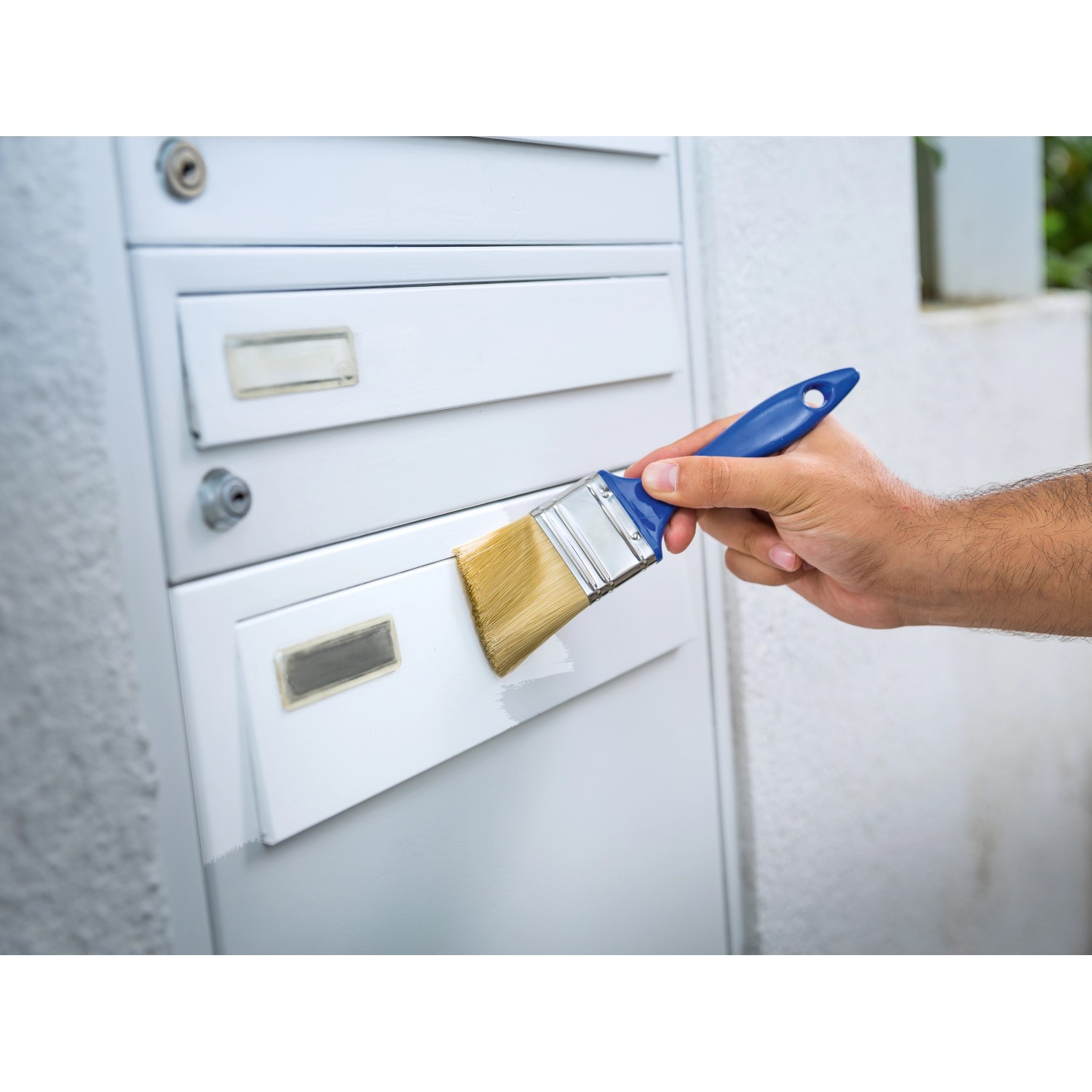 Lackierarbeiten mit LUX Flachpinsel: Hand lackiert Briefkasten mit Pinsel aus dem 3-teiligen Set.