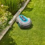 Gardena Mähroboter Sileno Smart Free 600 auf Rasenfläche. Kabelloser Rasenmäher mit App-Steuerung.