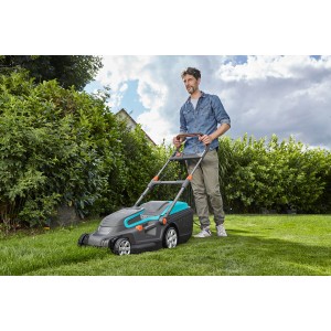 Gardena Elektro-Rasenmäher PowerMax 1800/42 im Einsatz auf Rasenfläche.